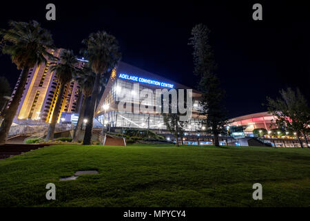 Die Adelaide City Skyline bei Nacht mit der Adelaide Convention Centre in den Torrens Riverbank Revier Stockfoto