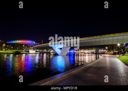 Die Adelaide City Skyline bei Nacht mit dem Torrens Riverbank Revier Stockfoto