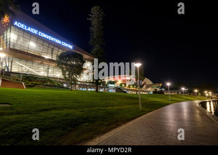 Die Adelaide City Skyline bei Nacht mit der Adelaide Convention Centre in den Torrens Riverbank Revier Stockfoto