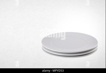 Platte oder Anderes keramisches Geschirr auf dem Hintergrund Stockfoto