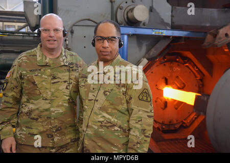 Watervliet Arsenal Kommandeur Oberst Joseph Morrow, links, Schmieden vor dem Arsenal Rotary mit Major General Alfred Abramson, stellvertretender Programm Executive Officer Munition und Senior Commander in Picatinny Arsenal.  Geschmiedet, ist ein 120mm-Lauf für ein Abrams-Panzer. Stockfoto