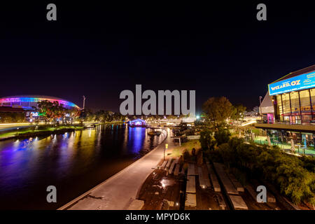 Die Adelaide City Skyline bei Nacht mit dem Torrens Riverbank Revier Stockfoto