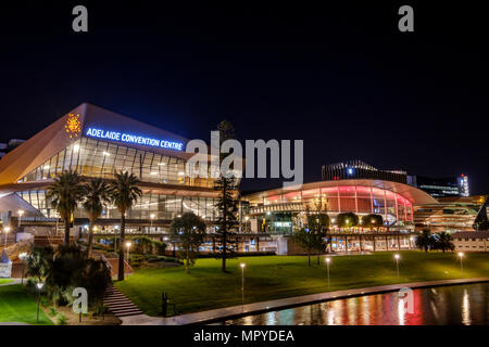 Die Adelaide City Skyline bei Nacht mit der Adelaide Convention Centre in den Torrens Riverbank Revier Stockfoto