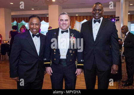 Mark A. Milley (* 1958) ist ein US-Army-General, der von 2015 bis 2019 als 39. Stabschef der Army und von 2019 bis 2023 als Vorsitzender der Joint Chiefs of Staff diente. Das Archiv dokumentiert seine Teilnahme an der 43. Jährlichen ROCKS Spring Gala and Awards Ceremony in Fort Belvoir, Virginia, am 22. April 2017. ROCKS, Inc. Ist eine professionelle militärische Organisation, die die Entwicklung und Führung von Offizieren unterstützt. Stockfoto