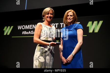 Team Sporting Role Model Award, der von Clare Connor im Namen des englischen Cricket-Teams der Frauen während der Women's Sport Trust #BeAGameChanger Awards, Troxy, verliehen wurde. DRÜCKEN SIE VERBANDSFOTO. Bilddatum: Donnerstag, 24. Mai 2018. Bildnachweis sollte lauten: Steven Paston/PA Wire Stockfoto