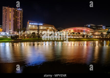 Die Adelaide City Skyline bei Nacht mit dem Torrens Riverbank Revier Stockfoto