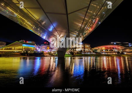 Die Adelaide City Skyline bei Nacht unter dem Flussufer Brücke mit dem Torrens Riverbank Revier Stockfoto