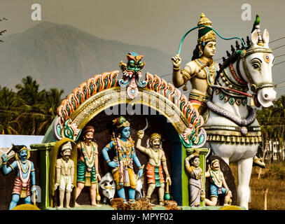 Details von Statuen auf einer kleinen Hindu Tempel im indischen Dorf Stockfoto