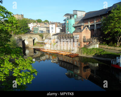 Blick auf das Bootshaus Pub, Brown's Werft und Prinz Bischof Einkaufszentrum mit Durham Schloss im Hintergrund. Stockfoto