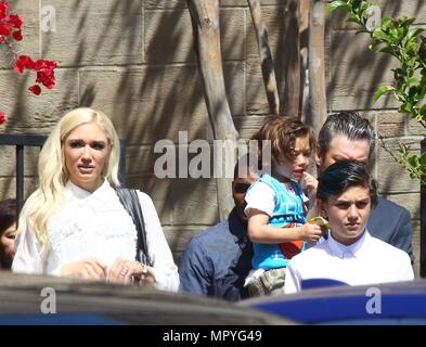 Gwen Stefani und Blake Shelton nehmen die Kinder zur Kirche in Los Angeles mit: Blake Shelton, Gwen Stefani, Kingston Rossdale, Apollo Bowie Flynn Rossdale Wo: West Hollywood, California, United States Wenn: 22 Apr 2018 Credit: WENN.com Stockfoto