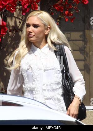 Gwen Stefani und Blake Shelton nehmen die Kinder zur Kirche in Los Angeles mit: Gwen Stefani Wo: West Hollywood, California, United States Wenn: 22 Apr 2018 Credit: WENN.com Stockfoto