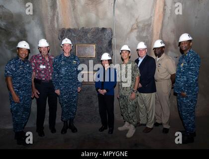 170421-N-ON468-092 PEARL HARBOR (21. April 2017) Hawaii 1. Bezirk Kongressabgeordneten Colleen Hanabusa posiert für ein Gruppenfoto mit den Mitgliedern der NAVFAC Hawaii und NAVSUP Fleet Logistics Center Pearl Harbor während eines Besuchs auf gemeinsamer Basis Pearl Harbor‐Hickam. Die Kongressabgeordnete und andere Gäste besuchten die modernisierten Red Hill Bulk Kraftstoff Lagerstätte, wo Fachexperten zeigte wie die Marine die Anlage als eine nationale strategische Ressource verwaltet. Red Hill bietet Kraftstoff im Ausland betreiben, während Gewährleistung von Trinkwasser im Bereich sicher bleibt. (U.S. Navy Photo von Mass Communication Specialist 2n Stockfoto