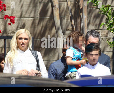 Gwen Stefani und Blake Shelton nehmen die Kinder zur Kirche in Los Angeles mit: Blake Shelton, Gwen Stefani, Kingston Rossdale, Apollo Bowie Flynn Rossdale Wo: West Hollywood, California, United States Wenn: 22 Apr 2018 Credit: WENN.com Stockfoto