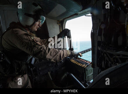 170420-N-TB410-0596 arabischen Golf (20. April 2017) Marine Aircrewman 3. Klasse Max Miller, die Blackhawks der Hubschrauber Mine Gegenmaßnahmen Squadron (HM) 15 Ablösung 2, lädt eine XM-218.50 Kaliber Maschinengewehr auf einem MH-53E Sea Dragon während der Durchführung der Ausbildung vor der Küste von Bahrain zugewiesen. HM-15 zugeordnet ist Task Force 52, Förderung der Grube Gegenmaßnahme-Aktivitäten in den USA 5. Flotte Einsatzgebiet. (Foto: U.S. Navy Mass Communication Specialist 1. Klasse Joshua Bryce Bruns) Stockfoto