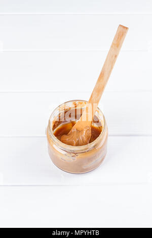 Eine offene Glas Erdnussbutter mit Löffel Stockfoto