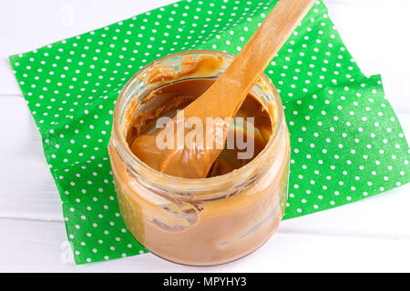 Eine offene Glas Erdnussbutter mit Löffel Stockfoto