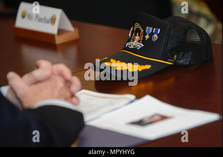 Mitglied der Legion der Ehre hört einem Briefing am US Army Training und Lehre-Befehl auf gemeinsamer Basis Langley-Eustis, Virginia, 21. April 2017. Ursprünglich als die Medal Of Honor-Legion im Jahre 1890 gegründet, wurde der Legion der Ehre später durch ein Gesetz des Kongresses im Jahre 1955 gechartert Organisation US Air Force Cross Empfänger hinzufügen. (U.S. Air Force Photo/Flieger 1. Klasse Kaylee Dubois) Stockfoto