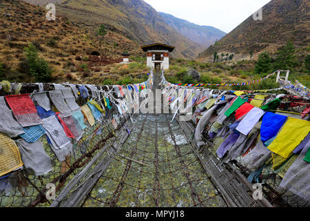 Bügeleisen Suspension Bridge auf Paro Fluss (Paro Chhu) auf dem Weg nach Thimpu von Paro. Bhutan Stockfoto