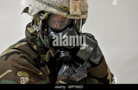 Sgt. 1. Klasse Andrew England, 402Nd Engineer Company, 389 Techniker Bataillon, 372 Engineer Brigade, Theater 416th Engineer Befehl, zieht seine Gasmaske und chemischen Schutz während der Armee Krieger Aufgaben Teil der Kombinierten besten Krieger Wettbewerb im Joint Base Mc Guire-Dix - Lakehurst, N.J. April 25, 2017. Die 14 Kandidaten müssen gute Kenntnisse der Armee Fähigkeiten zeigen, um Ihre Partitur hinzuzufügen und hoffentlich den Titel der besten Krieger oder Beste Noncommissioned Officer nehmen und bewegen Sie auf der 412 Theater Ingenieur Befehl, Theater 416th Engineer Befehl und 76th Oper zu vertreten Stockfoto