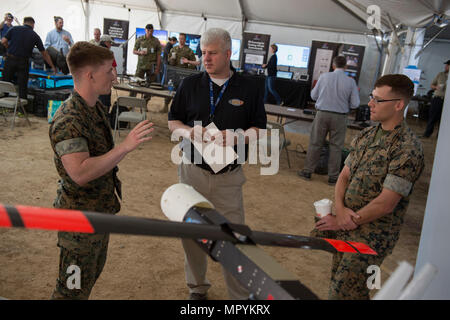 170526-N-PO203-025 CAMP PENDLETON, Kalifornien (26. April 2017) Lee Mastroianni, Rohr-ins Leben gerufen Programmbeauftragte bei der Office des Naval Research (ONR), spricht mit Marines über den Prototyp Heuschrecke (Low-Cost Unmanned Aerial schwärmen Fahrzeugtechnik) Drohnen während der Ship-to-Shore Manöver Erforschung und Erprobung (S2ME2) Advanced Marine Technologie Übung (ANTX) 2017 im Marine Corps Base Camp Pendleton, Kalifornien. S2ME2 ANTX bringt Industrie, Hochschulen und Naval Research Development Establishment (NR & DE) zusammen, um neue Technologien und Innovationen zu demonstrieren, dass Adresse pr Stockfoto