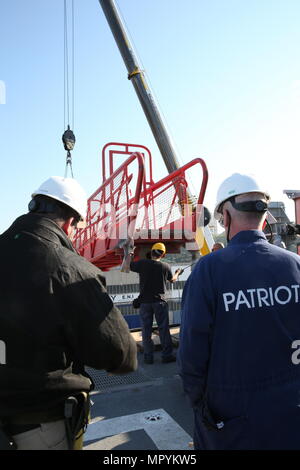 MARSEILLE, Frankreich — James Anderson, USNS Trenton Dritte Offizier, beobachtet, wie Personal auf der Werft Chantier Naval de Marseille befindet sich innerhalb des Hafens von Marseille, Frankreich, Revisionsarbeiten am 4. April abgeschlossen. Trenton ist eine Expeditionary schnell Transportschiff, das eine vorgeschriebene jährliche Zeitraum pro American Bureau of Shipping Anforderungen Trockendock hat. Stockfoto