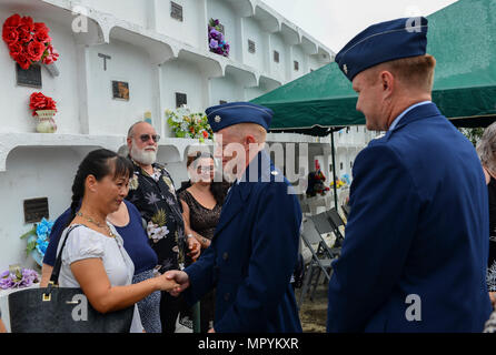 Senior-Führer von Andersen Air Force Base Beileid bei Lt Col (Ret) Chuck McManus Beerdigung auf dem Friedhof Guam Veteranen 26. April 2017, in Piti, Guam. McManus war direkt mit Linebacker II beteiligt und war er stellvertretender Direktor der Pläne bei Andersen AFB. Linebacker II war eine intensive Bombardierung Kampagne im Dezember 1972 von Präsident Richard Nixon bestellt, um den Nordvietnamesen zurück nach Paris Friedensgespräche zu überzeugen. Die Kampagne dauerte 11 Tage, insgesamt mehr als 700 Einsätze und mehr als 15.000 Tonnen Munition verwendet wurden (Foto: U.S. Air Force Airman 1st Class Christoph Stockfoto