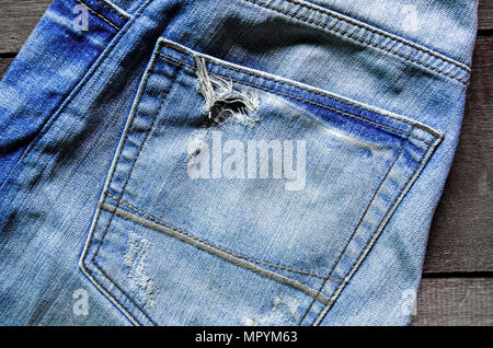 Textur von Jeans und blaue Jeans auf Holzboden, jeans Muster Hintergrund, Textur Jeans. Stockfoto