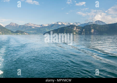 Bootsfahrt von Vitznau Weggis Blick zurück über den See Stockfoto