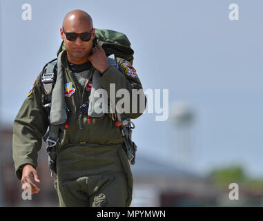 US Air Force 1st Lt. Edward Galloway, 71. Fighter Training Squadron Aggressor Pilot, kehrt von einer Luft Kampftraining Mission während ATLANTICTRIDENT 17 am gemeinsamen Basis Langley-Eustis, Virginia, 18. April 2016. Die US Air Force F-15E Strike Eagles und t-38 Krallen Rollen Widersacher Flugzeuge während der Übung. (US Air Force Foto/Staff Sgt.   Natasha Stannard) Stockfoto