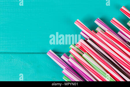 Trinkhalme für Partei auf Blau pastell Hintergrund mit kopieren. Ansicht von oben Stockfoto