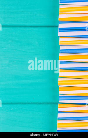 Trinkhalme für Partei auf Blau pastell Hintergrund mit kopieren. Ansicht von oben Stockfoto