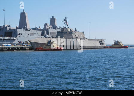 170426-N-EO 550-322 SAN DIEGO (26. April 2017) USS Jackson (LCS 6), eine Unabhängigkeit - Variante Littoral Combat Ship, Naval Base San Diego günstig. Jackson ist wieder vom Meer nach dem erfolgreichen zerstören ein Ziel mit einem SeaRAM Rakete während Kampfsystem Schiff Qualifikation Studien. (U.S. Marine Foto von Yeoman 2. Klasse Luc-Rikardo R. Fils/Freigegeben) Stockfoto