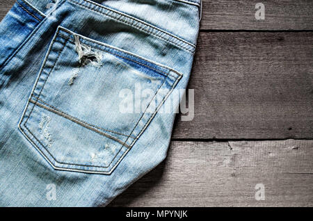 Textur von Jeans und blaue Jeans auf Holzboden, jeans Muster Hintergrund, Textur Jeans. Stockfoto