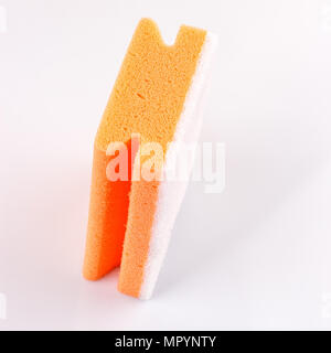 Farbige Schwämme schließen, Reinigungsmittel, Waschmittel, Haushalt Reinigung Schwamm für die Reinigung auf weißem Hintergrund Stockfoto