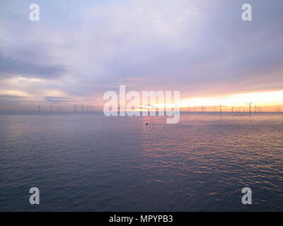 Aus Newton Windpark vor der Küste von Holderness gesehen Vom Lastschiff Eingabe der Humber-mündung, wie die Sonne über Holderness Stockfoto