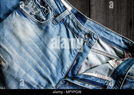 Textur von Jeans und blaue Jeans auf Holzboden, jeans Muster Hintergrund, Textur Jeans. Stockfoto