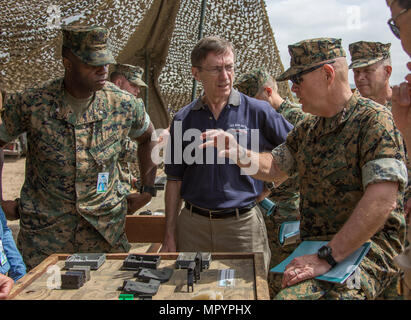 Robert B. Neller (* 1953) war von 2015 bis 2019 37. Kommandant des Marine Corps. Das Archivbild dokumentiert seine Diskussion mit Sean J. Stackley, der 2017 als amtierender Marineminister diente, während der Übung zur Advanced Naval Technology im Marine Corps Base Camp Pendleton, Kalifornien, am 27. April 2017. Stockfoto
