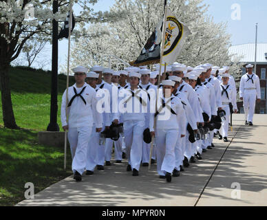 170424-N-SL853-120 GREAT LAKES, Il. (April. 24, 2017) Rekruten Märsche divisional Fotos zu rekrutieren Training Command in Great Lakes, Illinois Divisionen bekommen teilhaben in divisional Fotos während ihrer fünften Woche eine Dienstleistung für von der Navy-Börse. (US Navy Foto von Chief Petty Officer Seth Schaeffer/freigegeben) Stockfoto