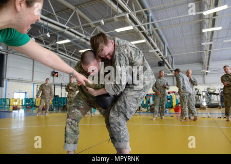 U.S. Army Staff Sgt. Maria Acuna, Links, Ausbilder, Kontrollen, wenn SPC. Christopher Laughlin führt eine ordnungsgemäße Klammern auf Sgt. Joe Primeau, Assistant Instructor, um seine Schläge zu stoppen, für eine combatives Ebene eine Klasse auf chièvres Air Base, Belgien, 22. März 2017 unterrichtet. Alle drei Soldaten sind zu afnorth Bataillon, USANATO Brigade, die Einheit, led, diese Klasse zu militärischen Kräfte in den Benelux-staaten stationiert Öffnen zugewiesen. (U.S. Armee Foto von visuellen Informationen Spezialist Pierre-Etienne Courtejoie) Stockfoto