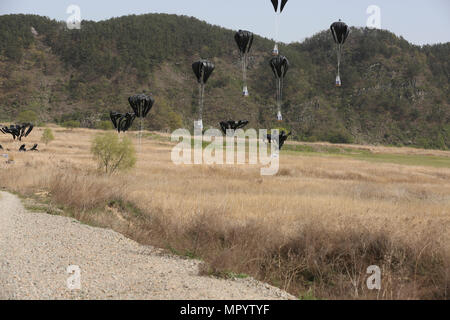 Low-cost aerial Delivery-Systeme, jeweils beladen mit vier, 55-Gallone Trommeln von Wasser, erreichen den Boden nach Fallenlassen von einer Republik der Korea Luftwaffe c-130, 12. April 2017, in einer Drop-Zone zwischen Daegu und Busan, Südkorea. ExOPR17 konzentriert sich auf die Integration der Republik Korea und USA Allianz Logistik-Funktionen in Luft, Land, See-, Raum und Informationen Umgebungen. Stockfoto