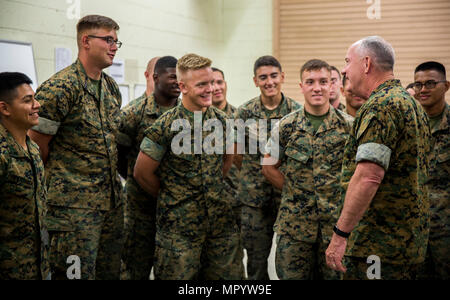 Der 19. Kaplan des Marine Corps, U.S. Navy Rear Admiral Brent Scott, besucht Marine Corps Air Station Yuma, Arizona, 26. April 2017, als Teil einer einwöchigen Tour Marines zu beobachten und mit ihnen über ihre spirituelle Wellness zu engagieren. (Foto: U.S. Marine Corps Lance Cpl. George Melendez) Stockfoto