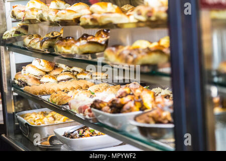 Vielzahl von typischen sizilianischen Street Food (Rosticceria) Stockfoto