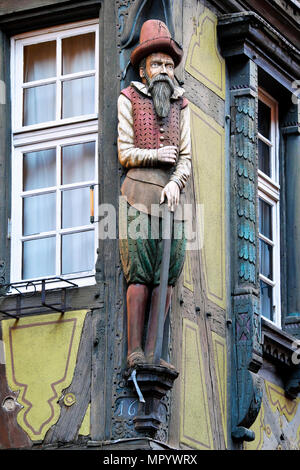 Scuplture eines Draper- oder Händler (marchand) schmückt die Ecke des Fachwerkhaus Maison zum Kragen, Rue des Marchands, Colmar, Frankreich Stockfoto