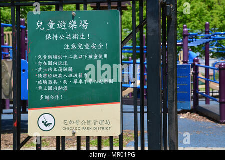 Spielplatz Schilder in Ping Tom Memorial Park in Chicagos Chinatown können sowohl in Deutsch als auch in Englisch und Chinesisch. Stockfoto