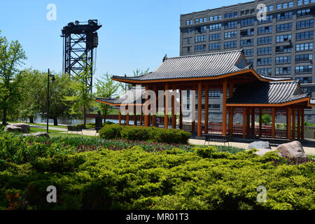 Ping Tom Memorial Park in Chicagos Chinatown ist auf einem alten Rail Yard gebaut und zwischen den Chicago River und eine noch aktive CN Freight Line entfernt Stockfoto