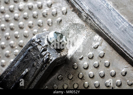 In der Nähe von Metall Textur mit runden saliences. Mit Schraube. Stockfoto