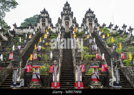 Paduraksa Portale, der Eingang zum mittleren Sanctum (jaba Tengah) von Pura Penataran Agung Lempuyang, Karangasem, in Bali, Indonesien (17.05.2018) Stockfoto