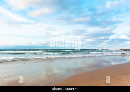 Die hellen Sonnenuntergang mit blauen bewölkten Himmel und Blick auf das Meer am Strand von Byron Bay, Australien Stockfoto