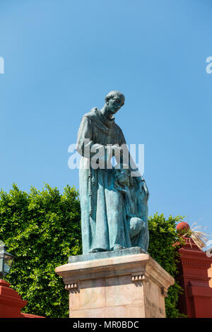 Skulptur von Fray Juan de San Miguel vor La Parroquia Kirche in San Miguel de Allende, Mexiko Stockfoto