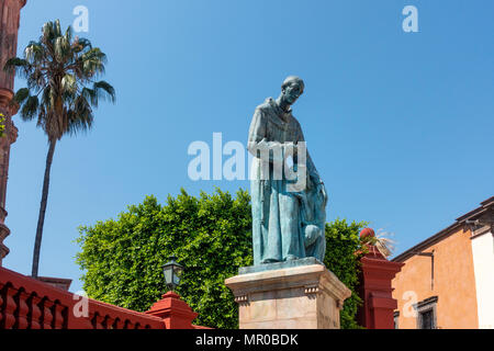 Skulptur von Fray Juan de San Miguel vor La Parroquia Kirche in San Miguel de Allende, Mexiko Stockfoto